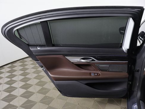 Used 2021 BMW 740i xDrive w/ Premium Package image 28