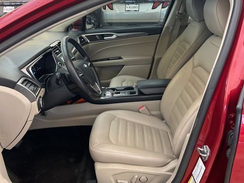 Used 2018 Ford Fusion SE w/ Fusion SE Technology Package FWD image 6