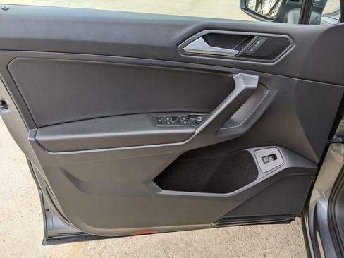 Certified 2021 Volkswagen Tiguan SE image 9