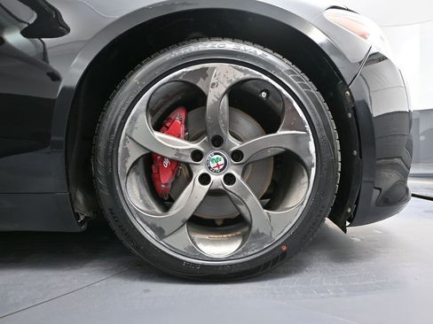 Used 2018 Alfa Romeo Giulia AWD image 17