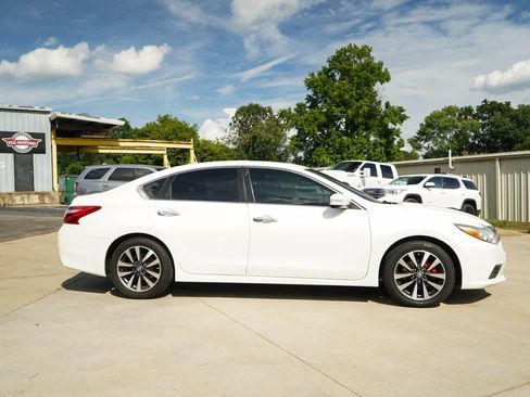 Used 2017 Nissan Altima 2.5 SL w/ Moonroof Package FWD image 3