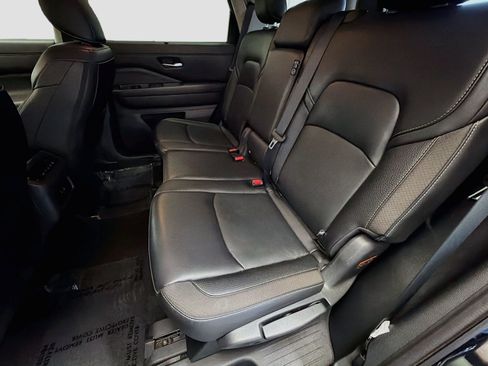 Used 2025 Nissan Pathfinder SL FWD image 13