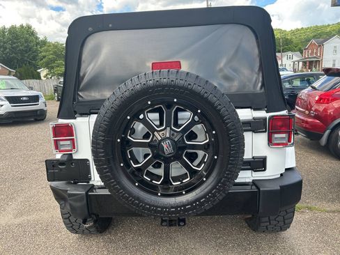 Used 2017 Jeep Wrangler Unlimited Sahara AWD/4WD image 4