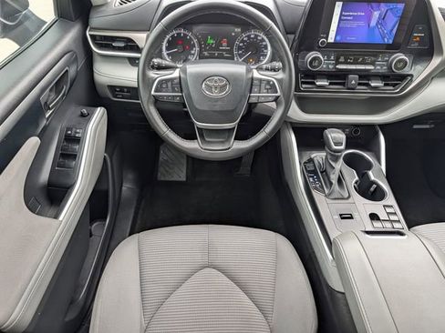 Used 2023 Toyota Highlander LE FWD image 12