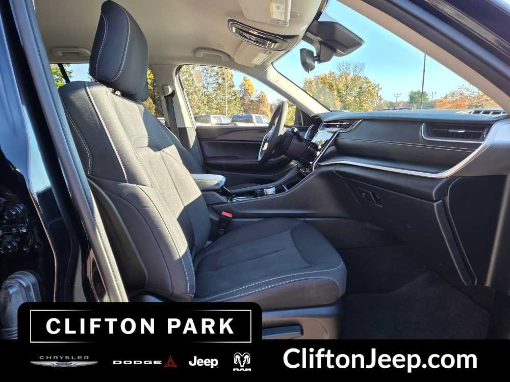 Used 2023 Jeep Grand Cherokee Laredo AWD/4WD image 15