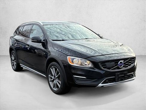 Used 2017 Volvo V60 T5 Cross Country w/ Convenience Package image 3
