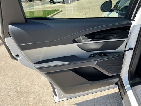 Used 2024 Lincoln Nautilus Premier image 12