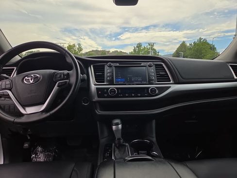 Used 2018 Toyota Highlander XLE FWD image 18