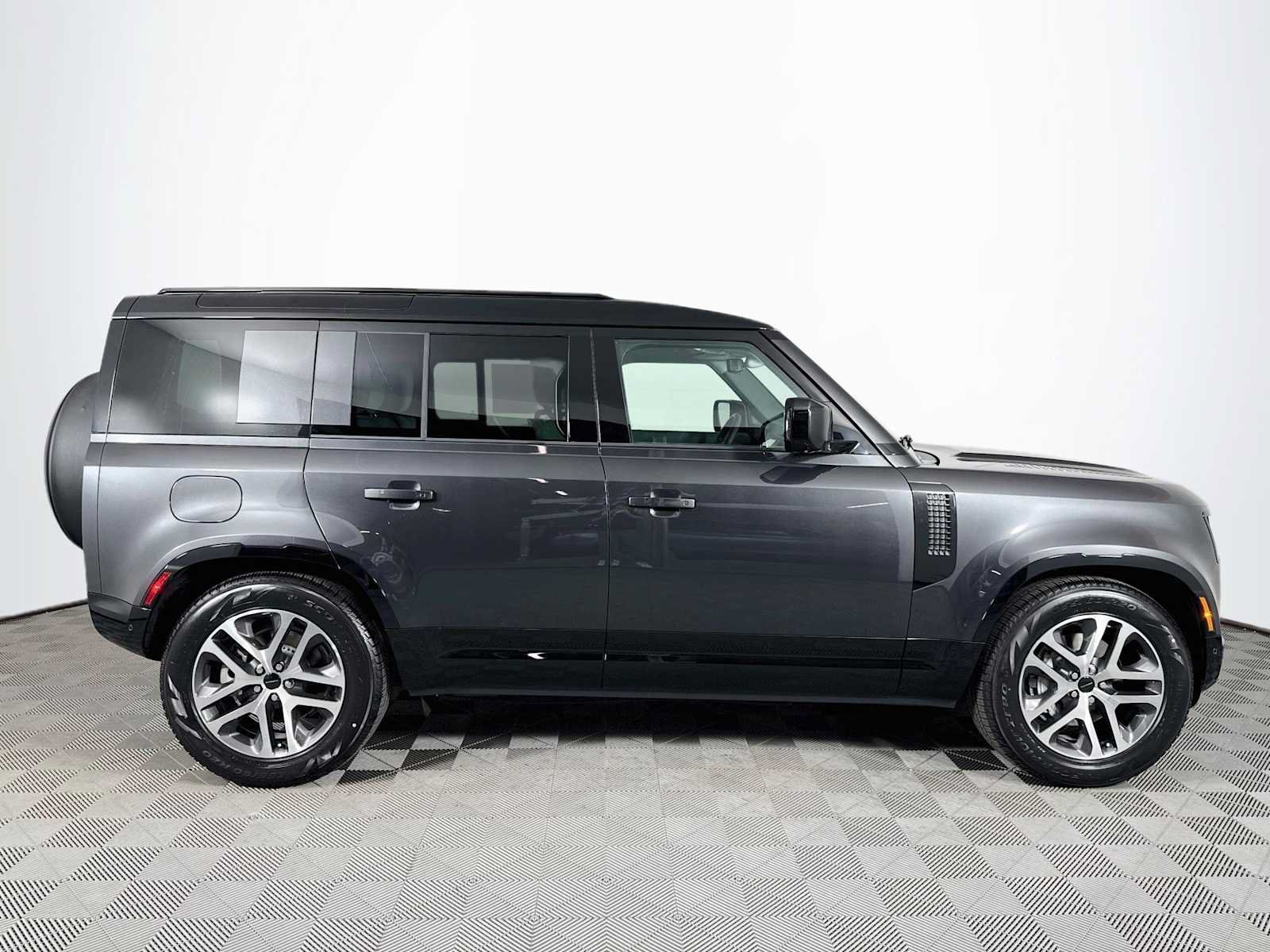 New 2026 Land Rover Defender 110 X-Dynamic SE AWD/4WD image 4