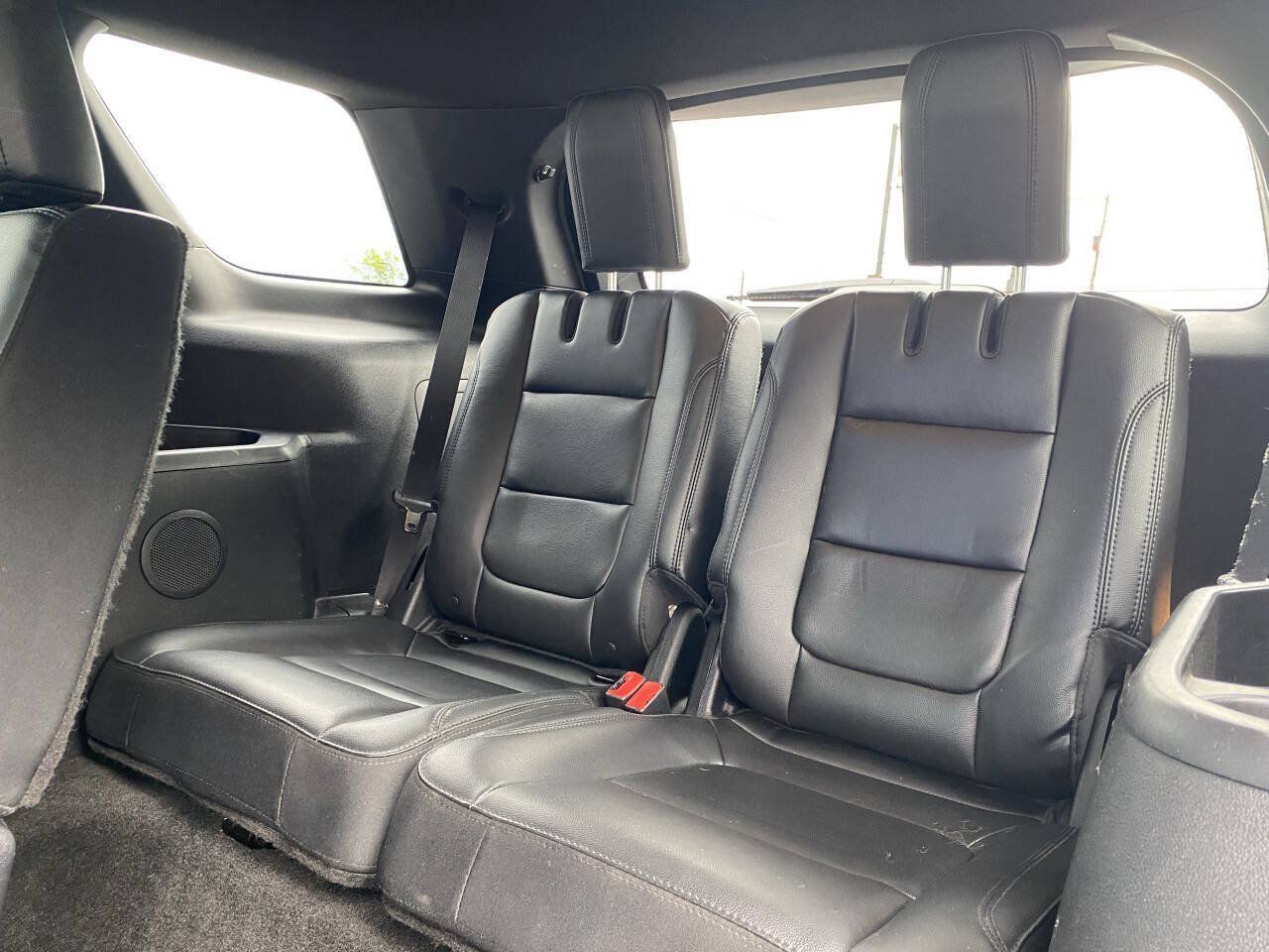 Used 2017 Ford Explorer XLT w/ Equipment Group 202A AWD/4WD image 16