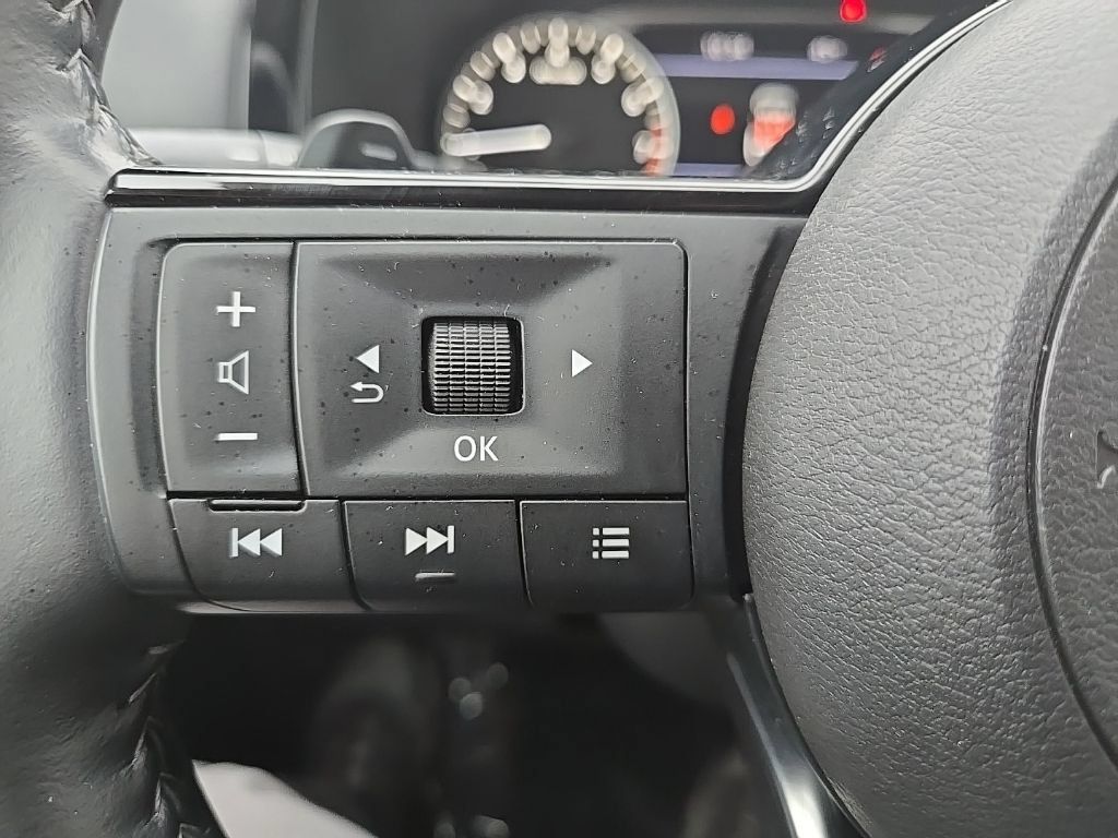 Used 2025 Nissan Pathfinder SL AWD/4WD image 14
