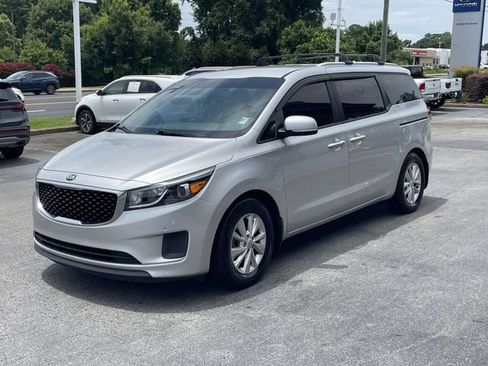 Used 2018 Kia Sedona LX w/ LX Essentials Premium Package FWD image 3