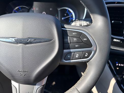 Used 2024 Chrysler Pacifica Select image 17