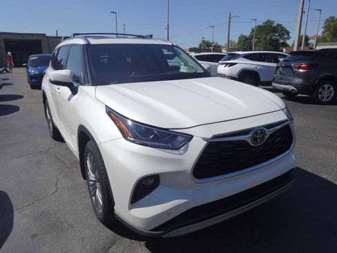 Used 2021 Toyota Highlander Platinum image 1