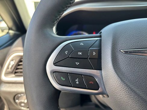 Used 2025 Chrysler Pacifica Select FWD image 17