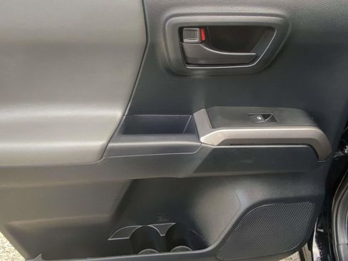 Used 2016 Toyota Tacoma SR5 w/ Towing Package image 12