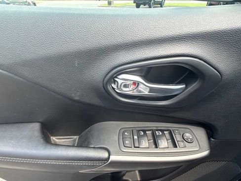 Used 2019 Jeep Cherokee Latitude Plus w/ Comfort/Convenience Group AWD/4WD image 17