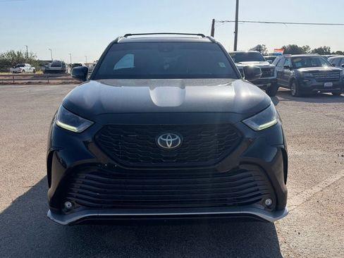 Used 2022 Toyota Highlander XSE FWD image 2