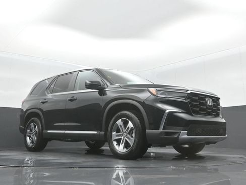 Used 2025 Honda Pilot EX-L image 10