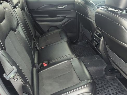 Used 2024 Jeep Grand Cherokee Altitude image 23