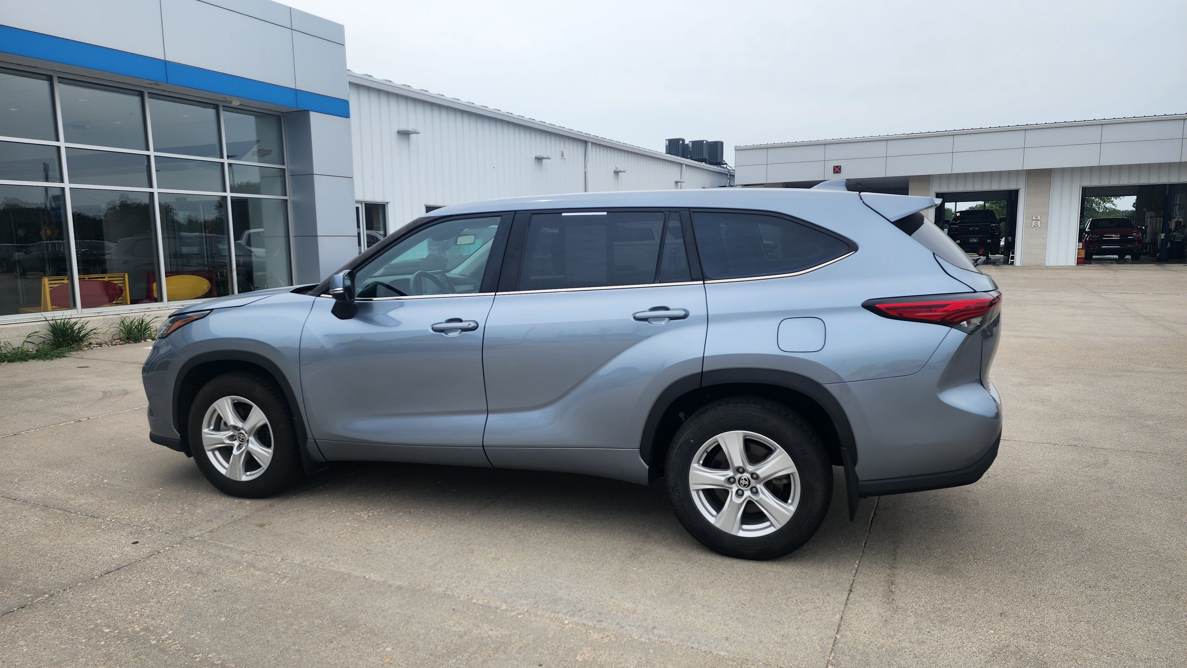 Used 2020 Toyota Highlander LE AWD/4WD image 8