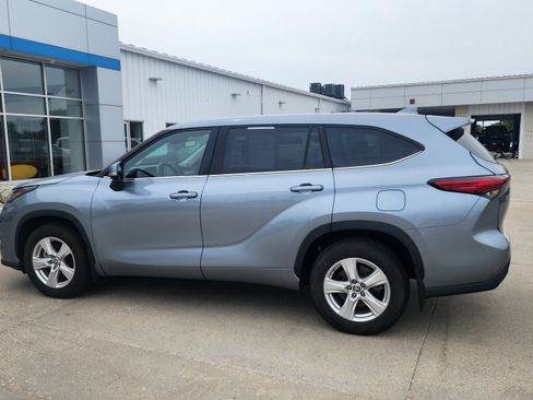 Used 2020 Toyota Highlander LE AWD/4WD image 8