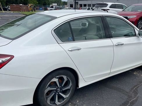 Used 2017 Honda Accord EX-L image 9