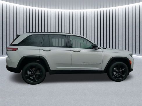 New 2025 Jeep Grand Cherokee Altitude image 5