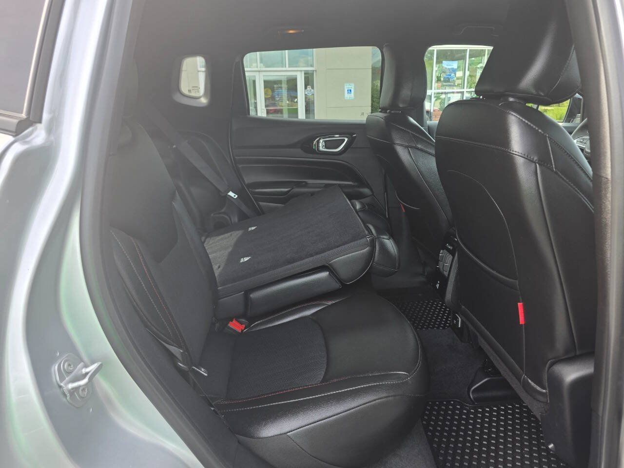 Used 2025 Jeep Compass Trailhawk w/ Trailhawk Convenience Group AWD/4WD image 14