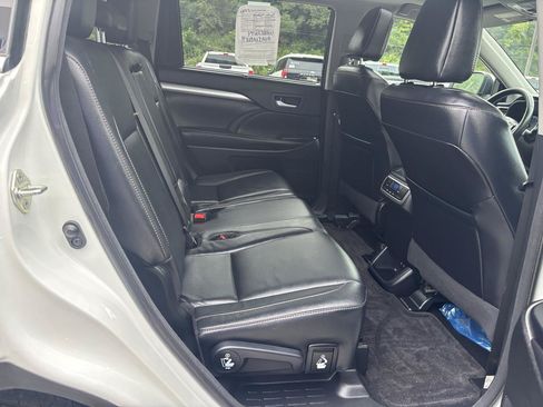 Used 2018 Toyota Highlander XLE FWD image 16
