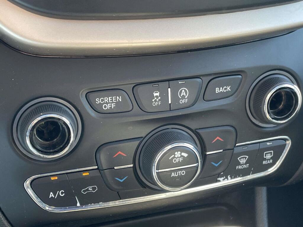 Used 2018 Jeep Cherokee Limited AWD/4WD image 28