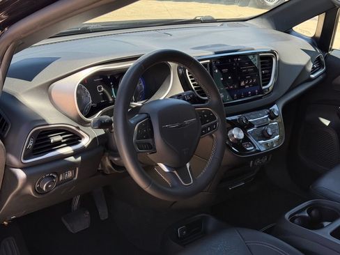 Used 2025 Chrysler Pacifica Select FWD image 9