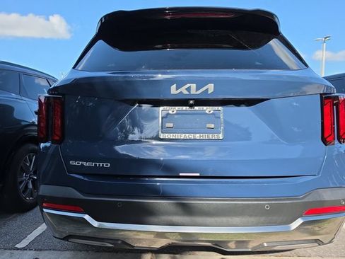 Certified 2025 Kia Sorento S FWD image 4