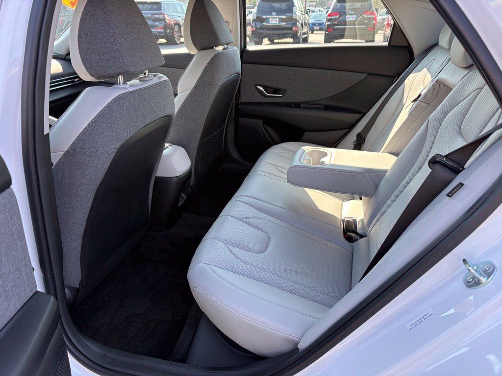 Used 2025 Hyundai Elantra Limited FWD image 23