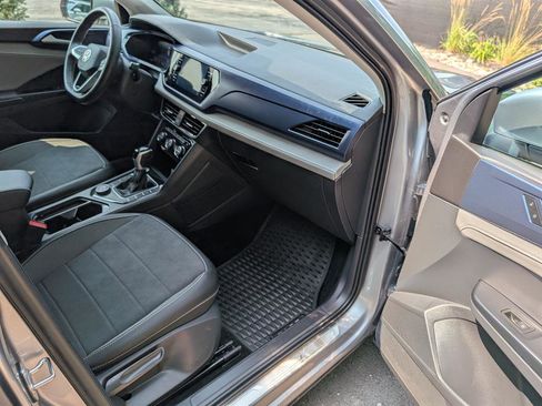 Certified 2024 Volkswagen Taos SE w/ Panoramic Sunroof Package image 11