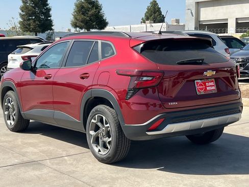 Used 2025 Chevrolet Trax LT FWD image 7
