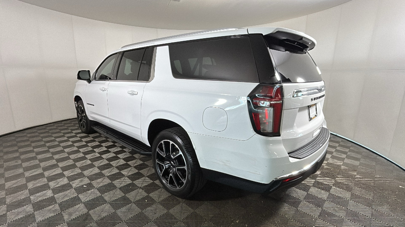 Used 2021 Chevrolet Suburban LT w/ LT Signature Package AWD/4WD image 5