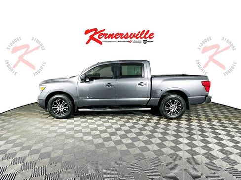 Used 2021 Nissan Titan SV w/ SV Convenience Package image 4