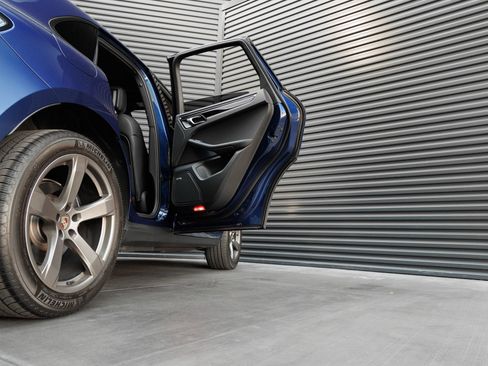 Certified 2025 Porsche Macan AWD/4WD image 32
