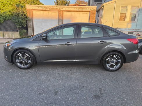 Used 2018 Ford Focus SE w/ SE Appearance Package FWD image 2