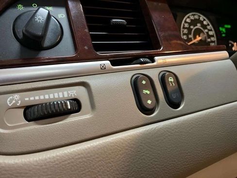 Used 2005 Lincoln Town Car Signature image 31