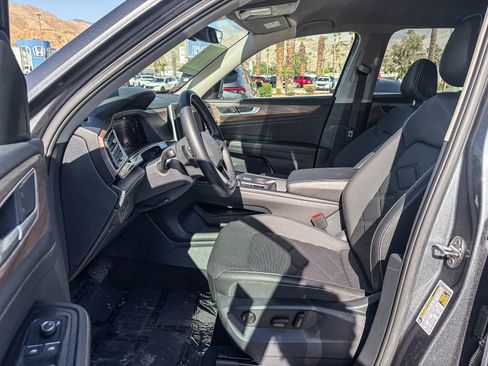 Used 2025 Volkswagen Atlas SE FWD image 21