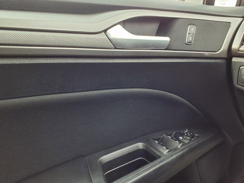 Used 2020 Ford Fusion SE image 18