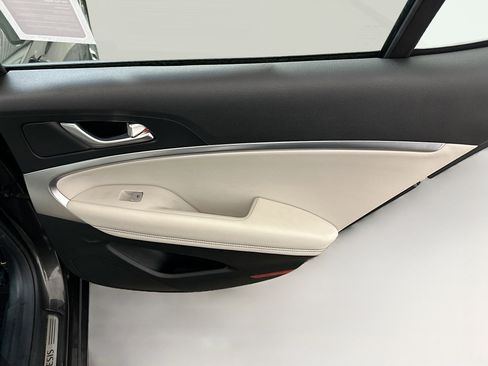 Used 2025 Genesis G70 2.5T image 31