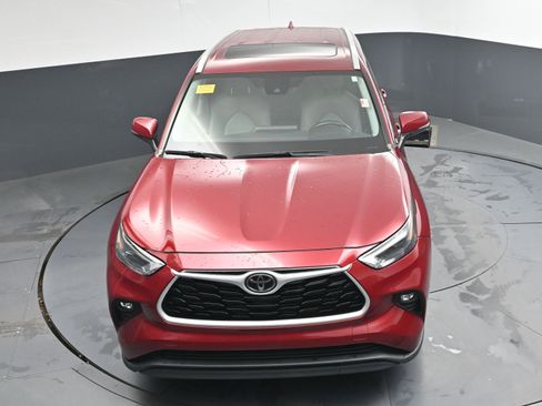 Certified 2022 Toyota Highlander XLE image 32