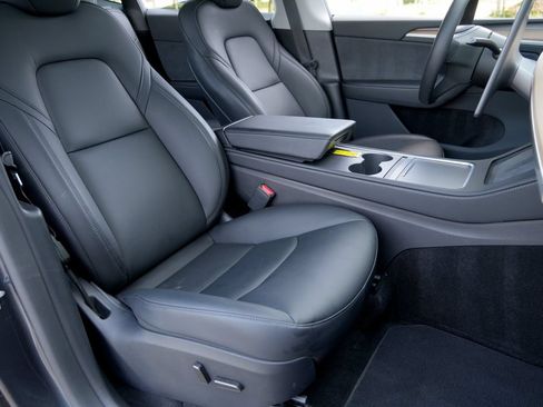 Used 2025 Tesla Model Y Long Range RWD image 8
