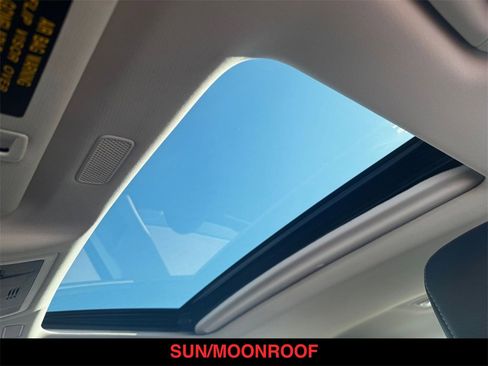 Used 2019 Lexus ES 300h w/ Accessory Package image 2