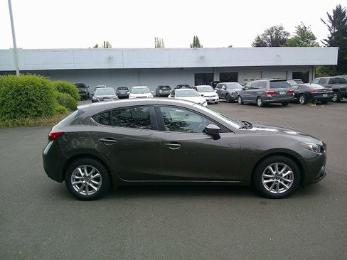 Used 2016 MAZDA MAZDA3 i Touring w/ Popular Equipment Package FWD image 6