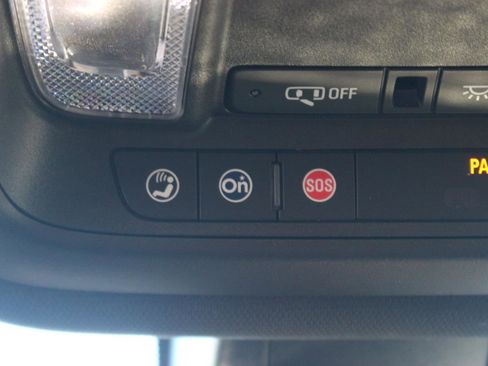 Used 2023 Chevrolet Traverse LT image 32