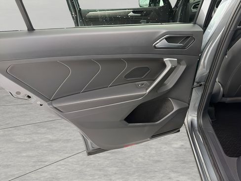 Used 2024 Volkswagen Tiguan SE R-Line image 25